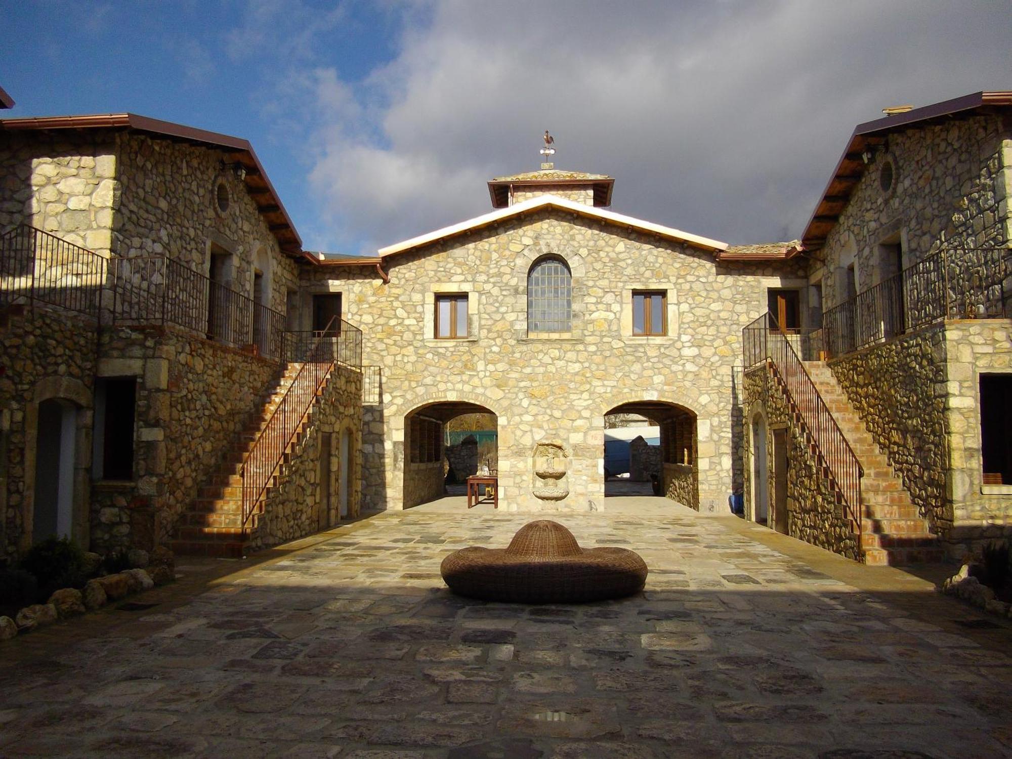 Hotel Il Feudo Dei Pierleoni Celano Exterior foto